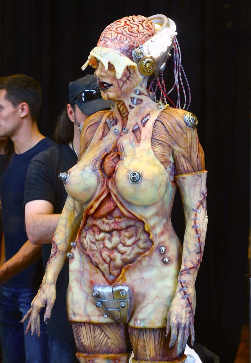 Sub această mască horror se ascunde una dintre cele mai frumoase femei din LUME! Este considerată „regina Halloween-ului“