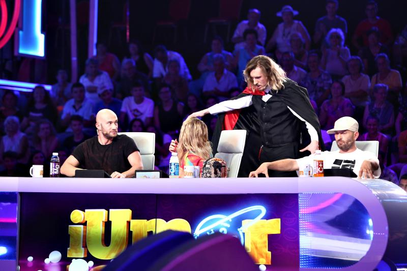 Delia, la un pas de leșin în momentul în care l-a văzut pe contele Dracula: „Aoleo, era să fac infarct!”. Adi Gheo a făcut un roast demonic: „Vampirii au devenit o categorie defavorizată”