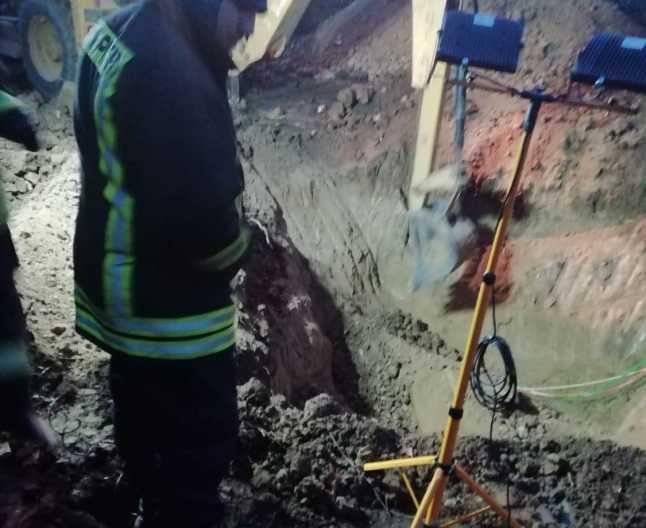 Intervenție maraton! Pompierii au săpat timp de ZECE ore pentru a scoate cadavrul unui bărbat dintr-o fântână de 13 metri