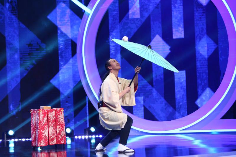 Ce s-a întâmplat la „iUmor”, ediția opt. Acrobații uluitoare, niște purceluși muzicali, un roast vampiric, un rap battle și un bunic pictor fără haine!