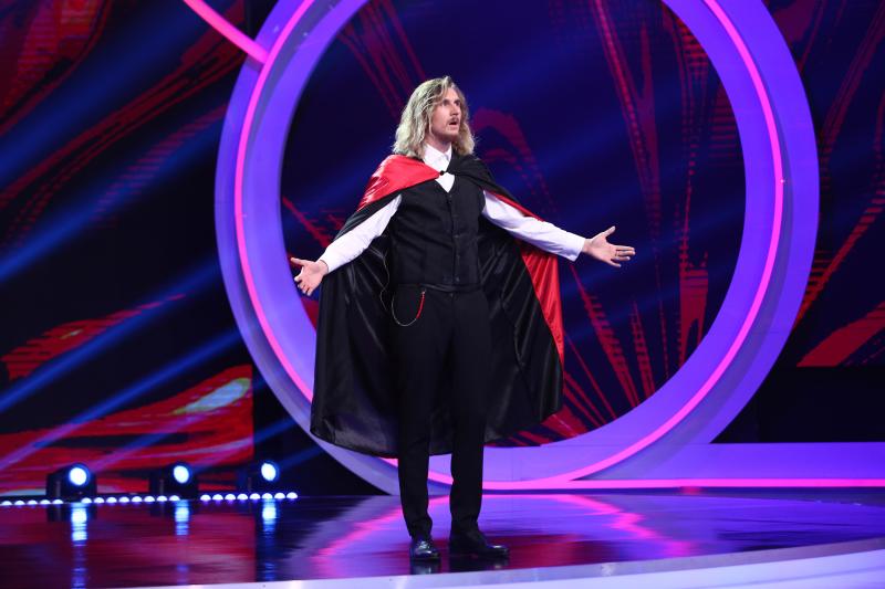 Ce s-a întâmplat la „iUmor”, ediția opt. Acrobații uluitoare, niște purceluși muzicali, un roast vampiric, un rap battle și un bunic pictor fără haine!