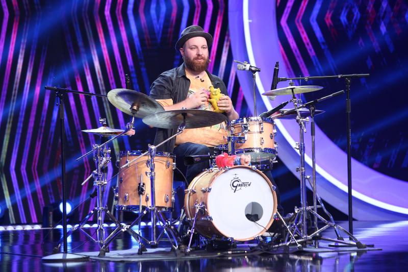 Ce s-a întâmplat la „iUmor”, ediția opt. Acrobații uluitoare, niște purceluși muzicali, un roast vampiric, un rap battle și un bunic pictor fără haine!