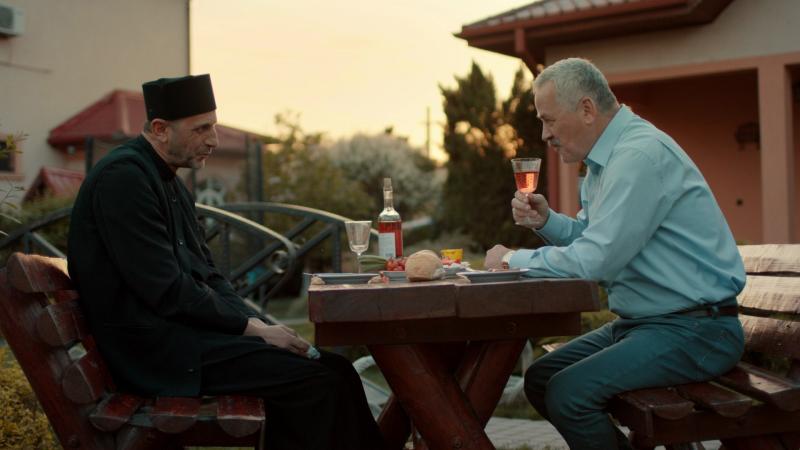 Ce s-a întâmplat în Mangalița, episodul 7. Primarul Stelu vrea să construiască Mangalițaland, cel mai mare parc de distracții din țară, dar biserica îl încurcă