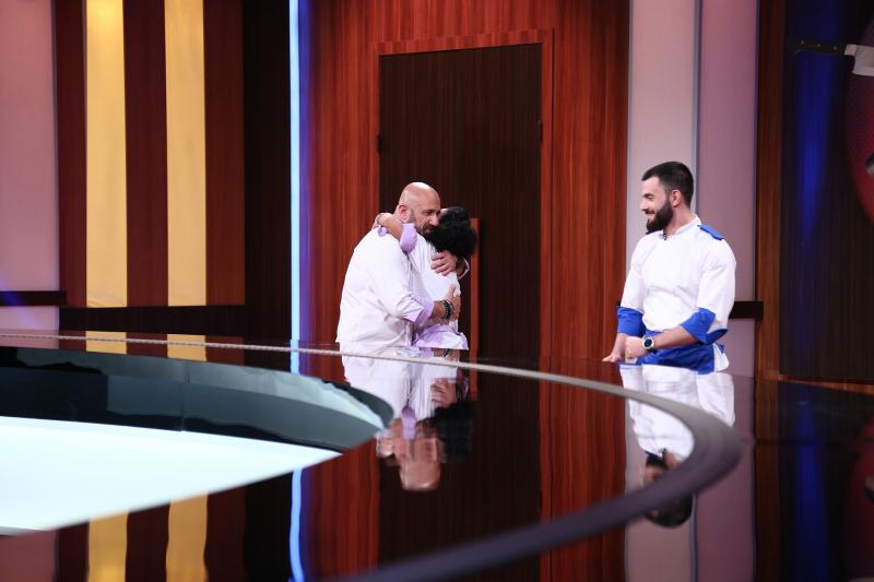 Prima confruntare pe echipe ”Chefi la cuțite”, lider absolut de audiență. Primul concurent eliminat, din echipa lui chef Scãrlãtescu