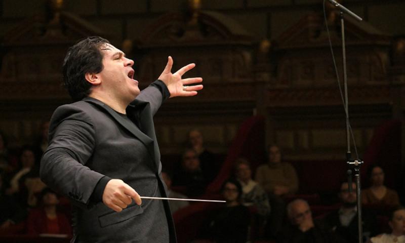 Un român va conduce Orchestra Națională a Franței, la doar 39 de ani. Cristian Măcelaru este cel mai mic fiu dintr-o familie cu 10 copii din Timișoara
