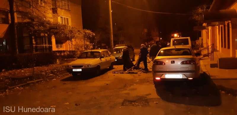 Vremea face ravagii în Hunedoara! Șapte blocuri au rămas fără acoperiș, iar mai multe mașinii au fost avariate