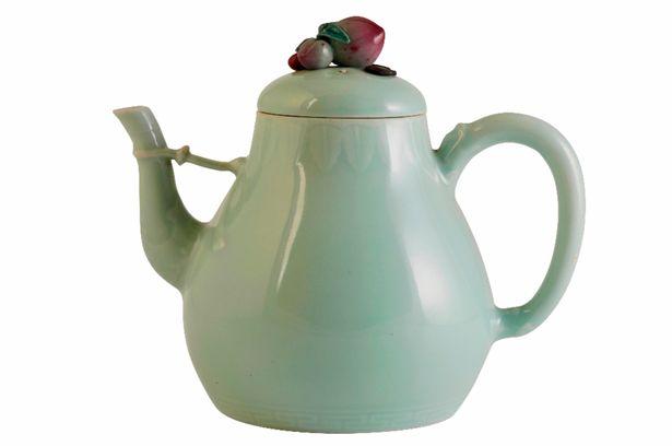 Un bunic și-a scos ceainicul din vitrină și a devenit milionar! De unde provenea, de fapt, obiectul primit moștenire de la părinți