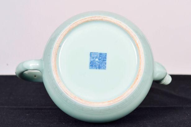 Un bunic și-a scos ceainicul din vitrină și a devenit milionar! De unde provenea, de fapt, obiectul primit moștenire de la părinți