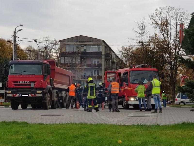 La un pas de tragedie! Camion în flăcări, intrat într-o benzinărie  dintr-o zonă aglomerată din Satu Mare | FOTO