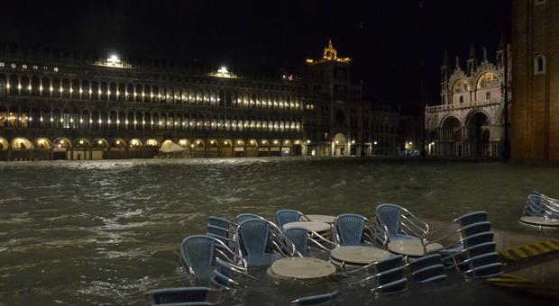 Veneția plutește sub ape: gondole și salupe părăsite, cel puțin un mort! Orașul se confruntă cu cele mai mari inundații din ultimii 50 de ani
