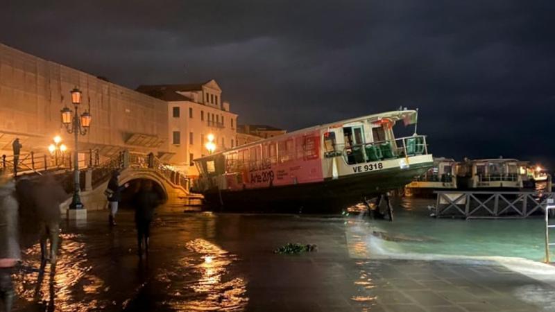 Veneția plutește sub ape: gondole și salupe părăsite, cel puțin un mort! Orașul se confruntă cu cele mai mari inundații din ultimii 50 de ani