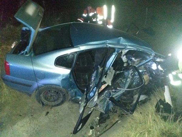 Doi tineri au murit și un copil a fost grav rănit, pe o șosea din Suceava. Mașinile în care se aflau s-au izbit frontal. Unul dintre șoferi este de negăsit!