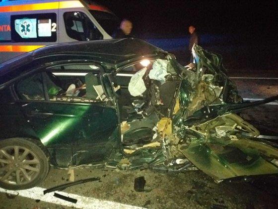 Doi tineri au murit și un copil a fost grav rănit, pe o șosea din Suceava. Mașinile în care se aflau s-au izbit frontal. Unul dintre șoferi este de negăsit!