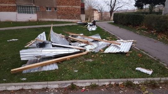 Vântul extrem a făcut ravagii în România: zeci de acoperișuri desprinse, drumuri blocate! Avertismentul autorităților