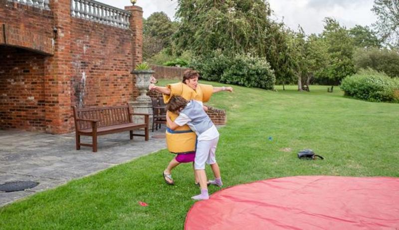 Costumul de la nuntă a făcut o femeie să ajungă în stare critică, la spital! Ce a pățit