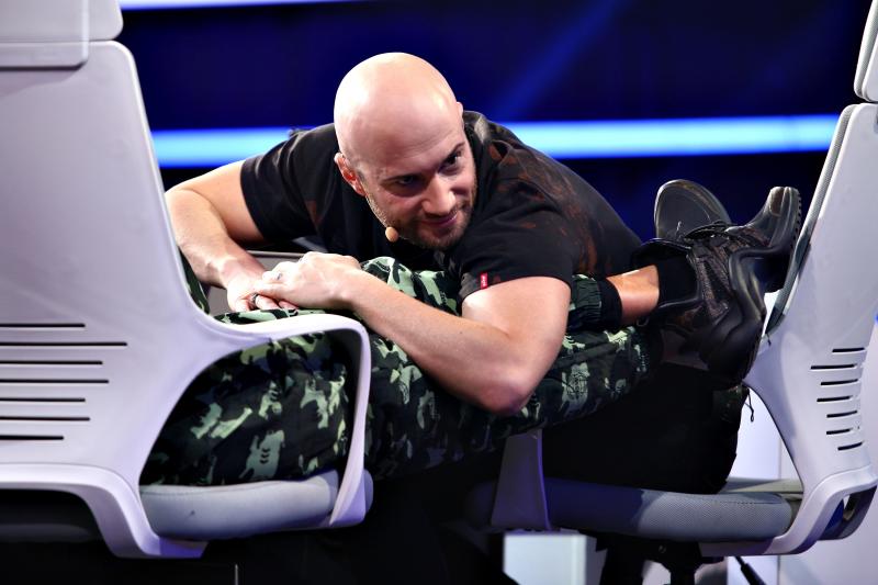 Concurentul cu râs frenetic! Cheloo renunță la postul de jurat iUmor în timpul numărului lui Cucu. "Dar glume știți să faceți?"