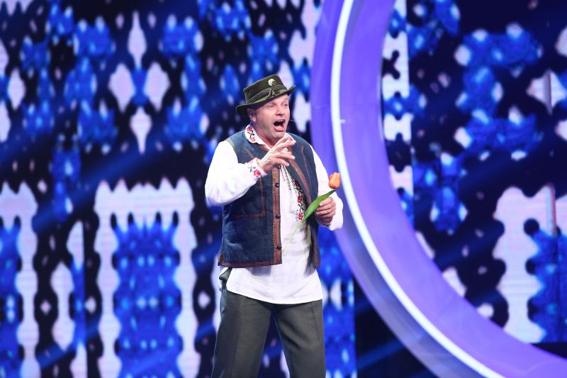 Ce s-a întâmplat la „iUmor”, ediția zece. Mihai Bendeac a fost "băgat" în sicriu. Cheloo a renunțat la postul de jurat în favoarea unui participant din juriu, iar foști concurenți au ridicat sala în picioare