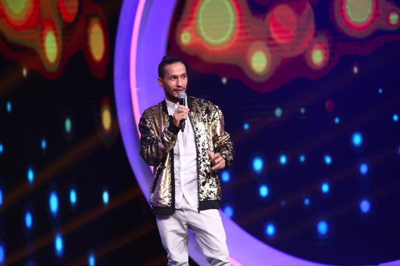 Ce s-a întâmplat la „iUmor”, ediția zece. Mihai Bendeac a fost "băgat" în sicriu. Cheloo a renunțat la postul de jurat în favoarea unui participant din juriu, iar foști concurenți au ridicat sala în picioare