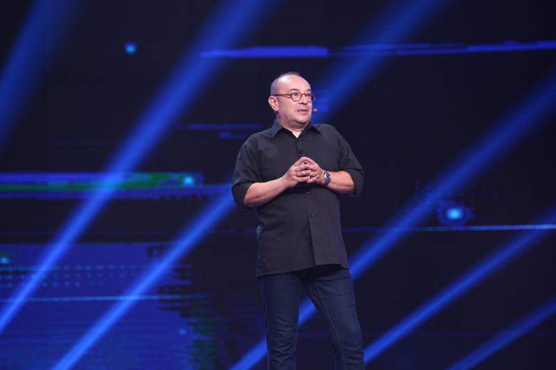 Ce s-a întâmplat la „iUmor”, ediția zece. Mihai Bendeac a fost "băgat" în sicriu. Cheloo a renunțat la postul de jurat în favoarea unui participant din juriu, iar foști concurenți au ridicat sala în picioare