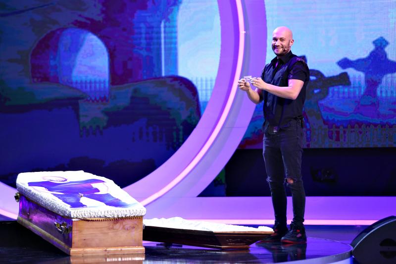 Ce s-a întâmplat la „iUmor”, ediția zece. Mihai Bendeac a fost "băgat" în sicriu. Cheloo a renunțat la postul de jurat în favoarea unui participant din juriu, iar foști concurenți au ridicat sala în picioare