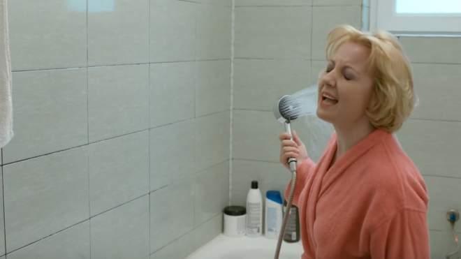 Ce s-a întâmplat în Mangalița, episodul nouă. Primarul Stelu are asigurare că va câștiga mandatul, Emilia o vorbește de rău pe Flori, iar Doina are parte de un accident de proporții în baie