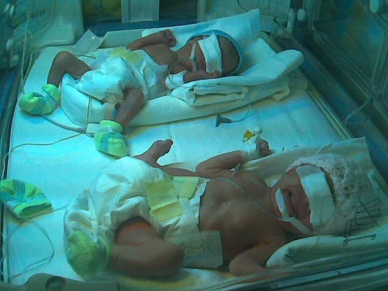 Prematurii sau eroii de câteva sute de grame! Mihai Morar, despre fetele sale: „Zâmbete închise în incubator”