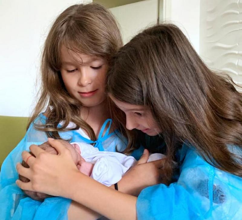 Prematurii sau eroii de câteva sute de grame! Mihai Morar, despre fetele sale: „Zâmbete închise în incubator”