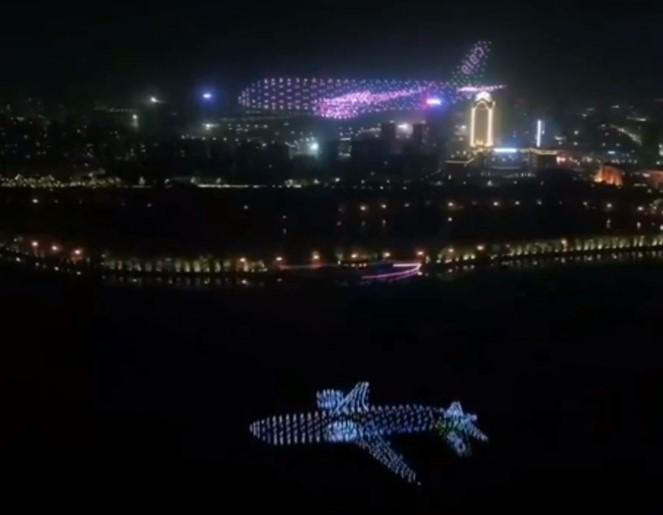 Spectacol fascinant pe cer! Un „avion fantomă” format din 800 de drone a șocat mii de oameni - VIDEO
