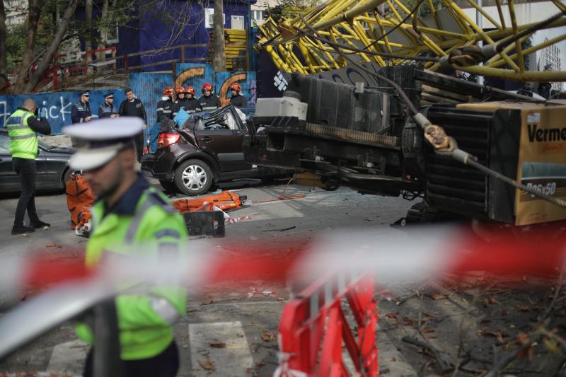 Momente dramatice în Capitală. Braţul unei macarale s-a prăbuşit peste o maşină. Șoferul, scos inscoștient, este intubat