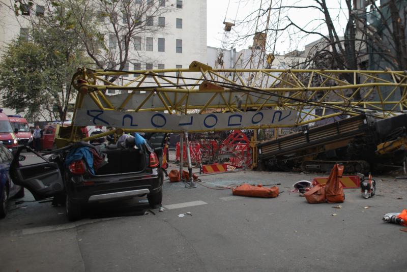 Fotografii șocante cu macaraua căzută în centrul Bucureștiului! Primarul Sectorului 1: „Norocul a fost că a căzut peste un utilaj care a mai atenuat din lovitură”