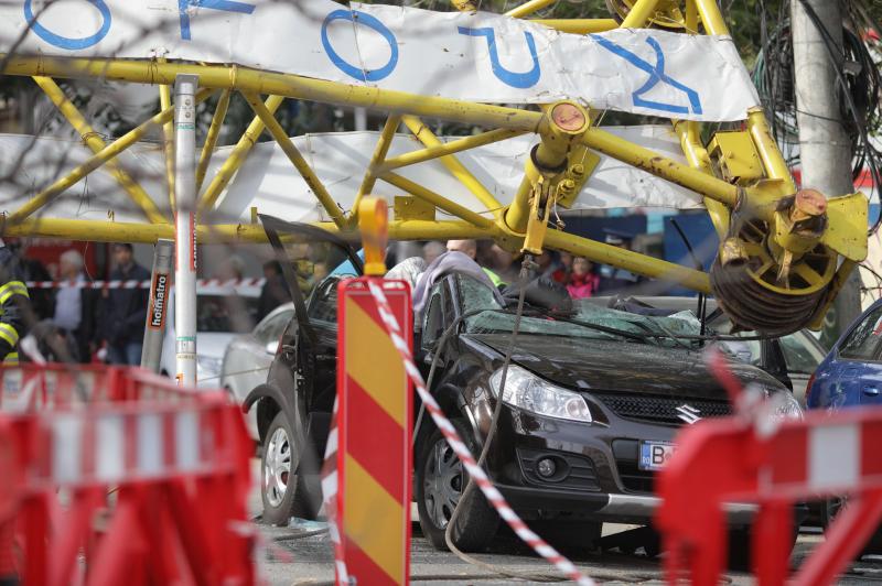 Fotografii șocante cu macaraua căzută în centrul Bucureștiului! Primarul Sectorului 1: „Norocul a fost că a căzut peste un utilaj care a mai atenuat din lovitură”