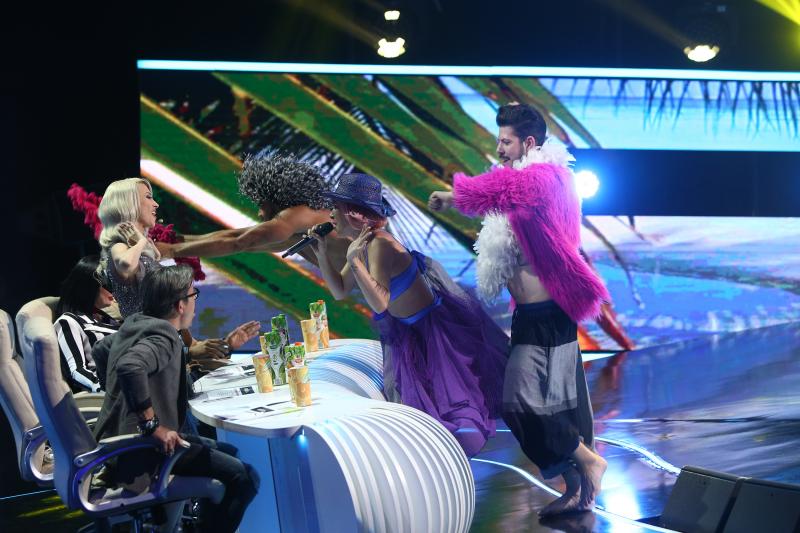 Explozie de culoare pe scena de la Te cunosc de undeva! Sorana Darclee a adus plaja în platou prin transformarea ei în Paradisio, cântând „Bailando”