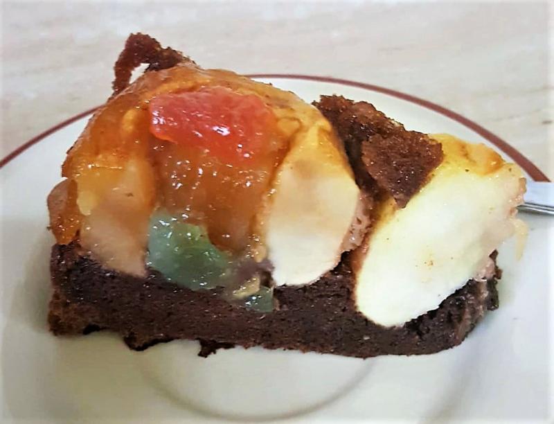 Rețetă de post. Tort cu mere umplute cu rahat și blat de cacao cu nucă