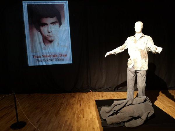 FOTO/ L-au împușcat în cap pe 21 decembrie 1989, iar după 30 de ani hainele sale au fost expuse, în premieră, la Cluj