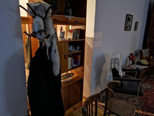 FOTO/ L-au împușcat în cap pe 21 decembrie 1989, iar după 30 de ani hainele sale au fost expuse, în premieră, la Cluj