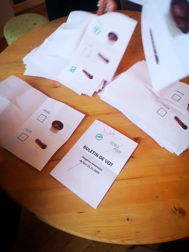 A început votul la grădiniță! Ecler sau brioșă? Ce desert au ales prichindeii și cum s-au descurcat la urne