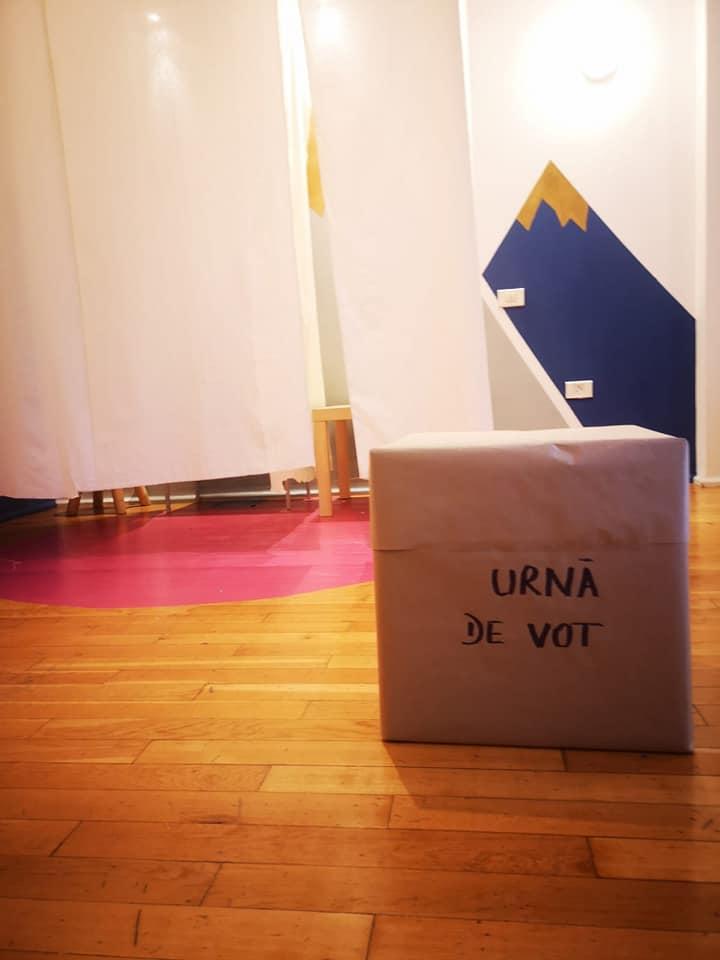 A început votul la grădiniță! Ecler sau brioșă? Ce desert au ales prichindeii și cum s-au descurcat la urne