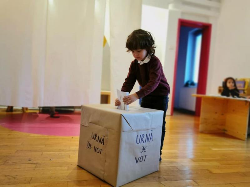 A început votul la grădiniță! Ecler sau brioșă? Ce desert au ales prichindeii și cum s-au descurcat la urne