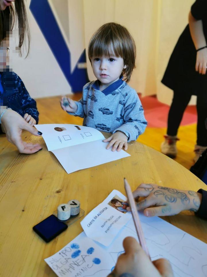 A început votul la grădiniță! Ecler sau brioșă? Ce desert au ales prichindeii și cum s-au descurcat la urne