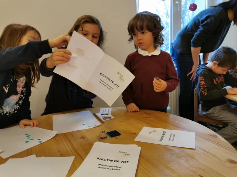 A început votul la grădiniță! Ecler sau brioșă? Ce desert au ales prichindeii și cum s-au descurcat la urne