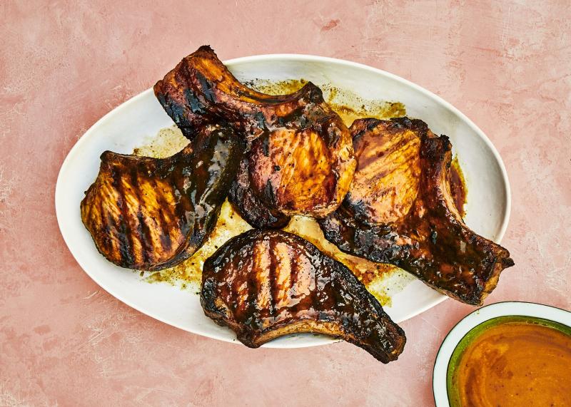 Cotlete de porc cu ustoroi și turmeric, făcute la grill! Te lingi pe degete și tot mai ceri o porție