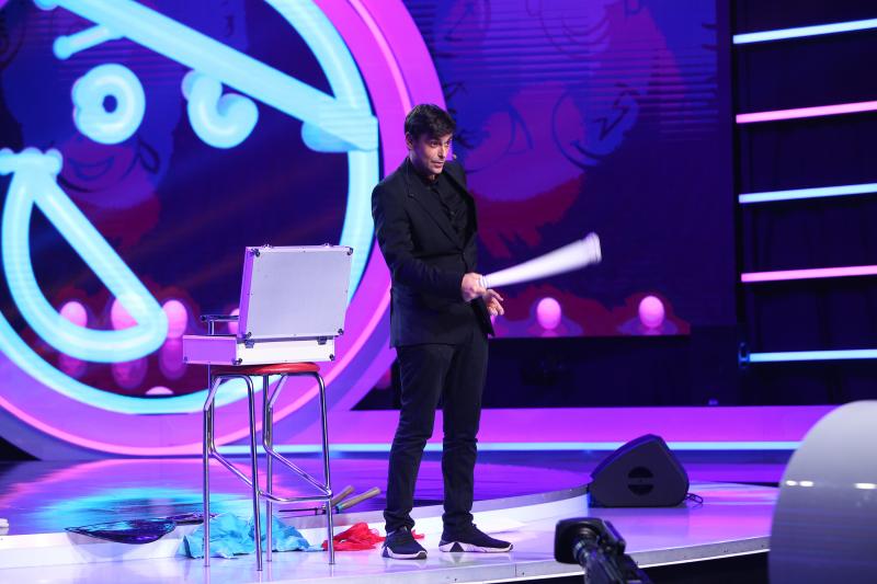 Ce s-a întâmplat la „iUmor”, ediția 11, sezonul 7. Un american care a intrat în Cartea Recordurilor a impresionat cu „superputerile lui”, iar un concurent „de gen masculin” i-a lăsat mască pe toți