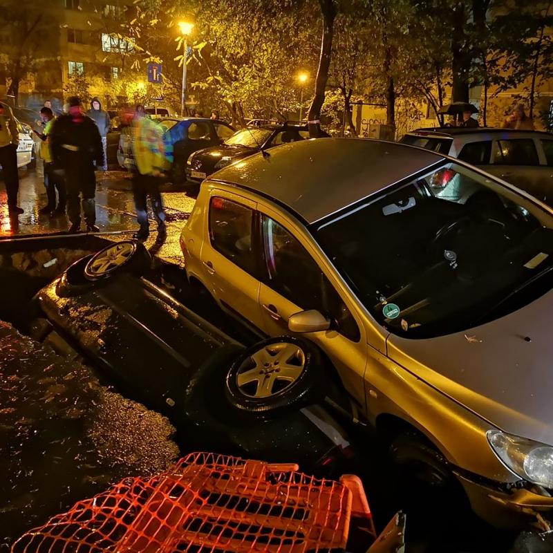 Mașini căzute într-o groapă făcută de RADET, în Sectorul 6 al Capitalei! „Lăsați sărbătoarea...”