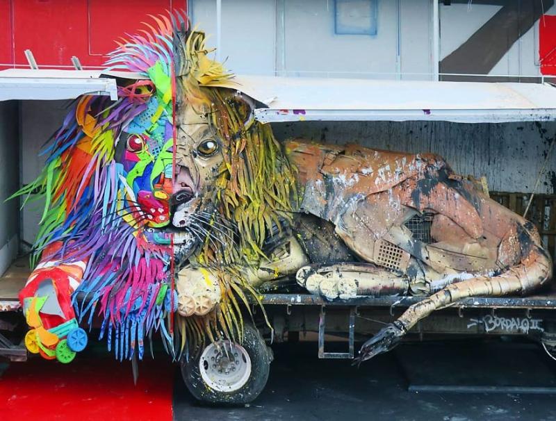 Un artist portughez a creat din gunoaiele aruncate de oameni pe stradă animale, pentru a sugera dezastrul ecologic produs de deșeuri