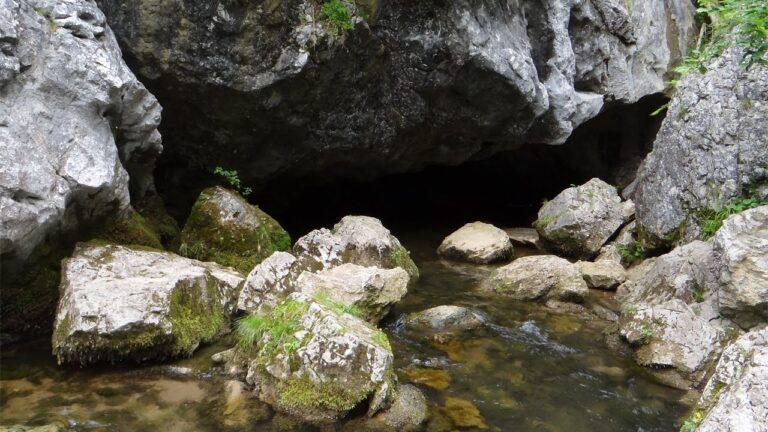 Miracol în România! Apele apar și dispar în mod misterios, de câteva ori pe an. Locul a devenit rezervație naturală