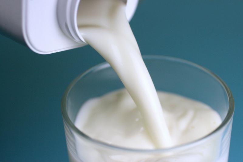 Este laptele de vacă toxic sau sănătos? În ce cantități trebuie consumat și ce trebuie să avem în vedere atunci când îl alegem de pe raft?
