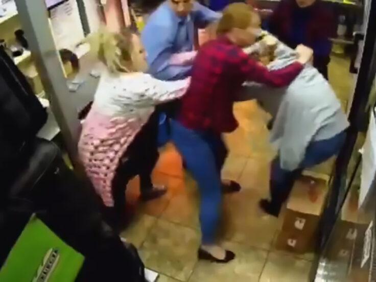 FOTO/ Le-a tras de păr și le-a trântit de podea fără remușcări! O femeie a atacat personalul unui fast food pentru că a primit un refuz la cererea de angajare!