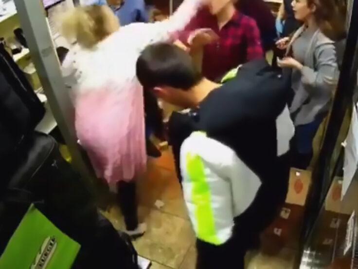 FOTO/ Le-a tras de păr și le-a trântit de podea fără remușcări! O femeie a atacat personalul unui fast food pentru că a primit un refuz la cererea de angajare!