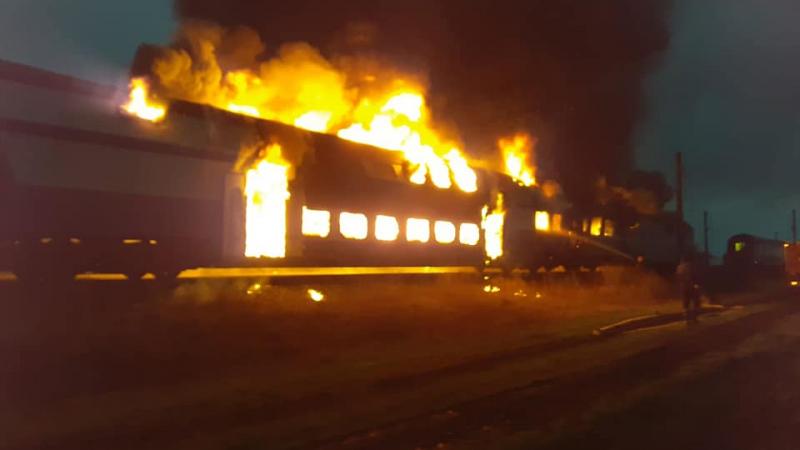 Alertă la CFR! Un tren cu pasageri a fost cuprins de flăcări în timpul unei curse