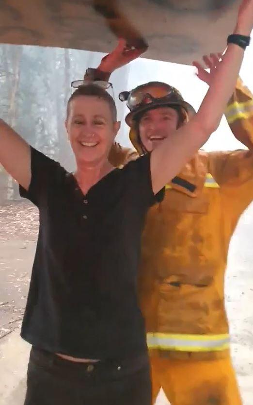 Motiv de sărbătoare pentru pompierii din Australia! Aceștia au cântat și dansat după ce a început să plouă peste pădurea cuprinsă de flăcări - VIDEO
